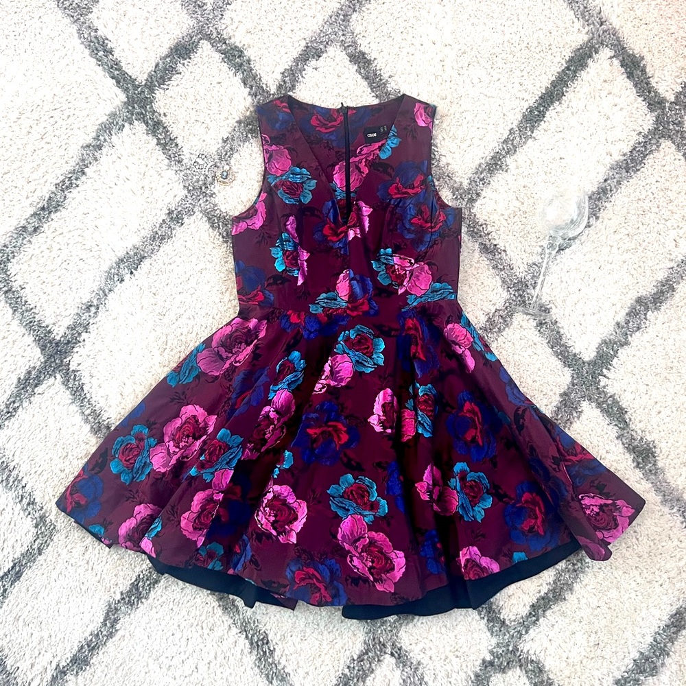 Selling this jacquard print dress!